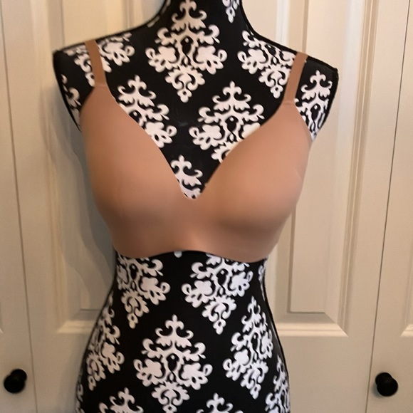 Knix Wingwoman 6 bra w/plunging neck molded cups &extra coverage. - Picture 2 of 16